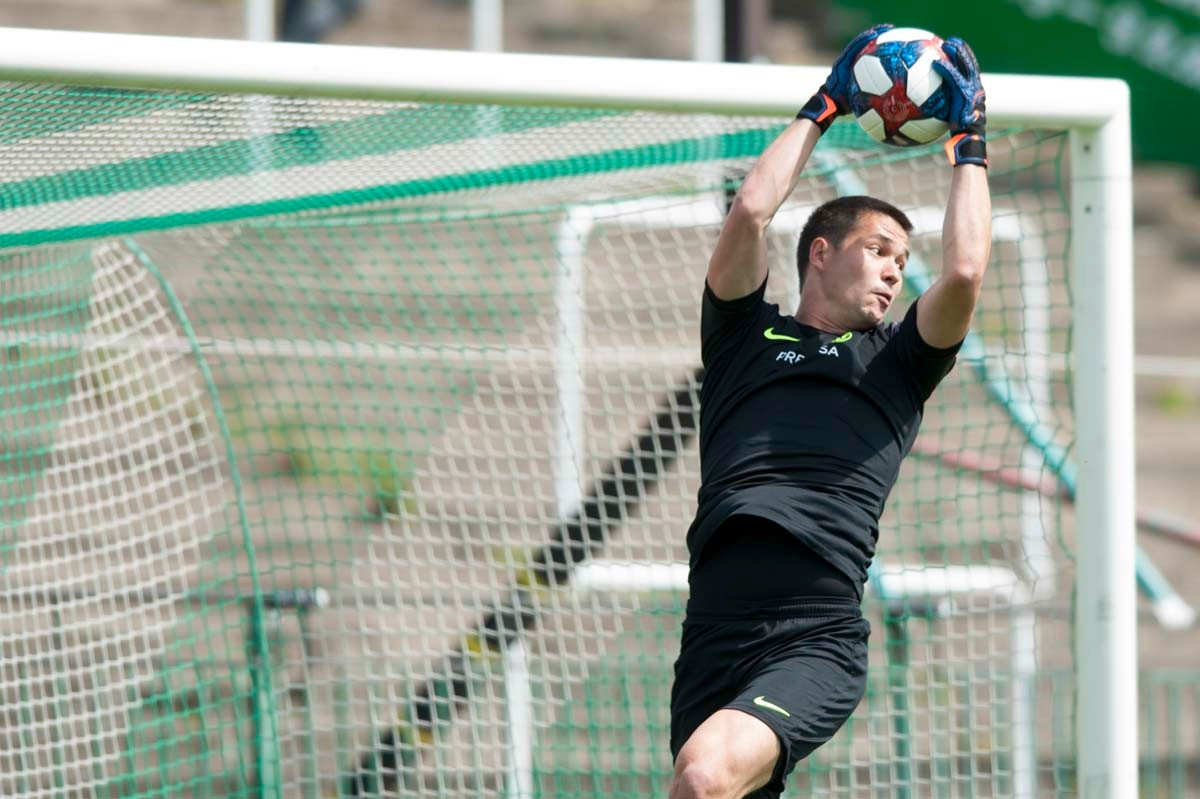 Mùa trước nữa, cầu thủ có bố là người Việt và mẹ người Czech giành danh hiệu Thủ môn xuất sắc của giải vô địch quốc gia Czech.