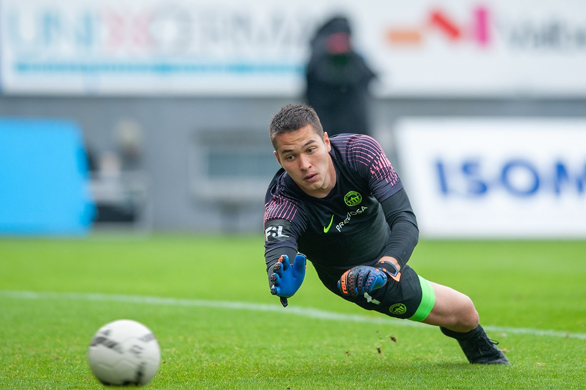 Theo quy định của FIFA, nếu thi đấu cho một đội tuyển ở giải chính thức, cầu thủ đó sẽ không được khoác áo một đội tuyển khác, kể cả khi xin được quốc tịch.