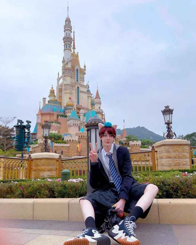 Tuy nhiên điều mới mẻ nhất chính là ngoại hình của Wongsathorn Varachartkul. Dù vẫn giữ làn da không chút tì vết nhưng đường nét trên gương mặt anh chàng đã thay đổi khá nhiều so với trước đây. Thậm chí nhiều người bị sốc vì không chấp nhận được hình ảnh hiện tại.