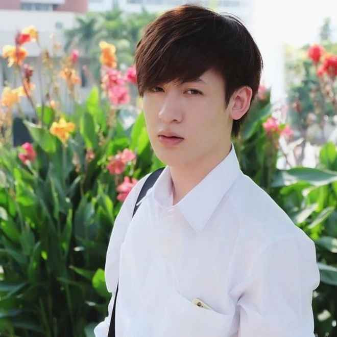 Năm2 015, nam tiếp viên hàng không này như soái ca xé truyện bước ra hoặc cũng một chín một mười với các sao Hàn.