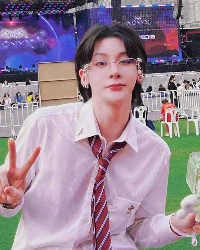 Được biết Wongsathorn đã không còn làm tiếp viên hàng không mà dành toàn tâm toàn ý cho công việc người mẫu. Đồng thời anh cũng hoạt động như một KOL ở Thái Lan với 175 nghìn người theo dõi trên Instagram và có mối quan hệ rộng rãi trong làng giải trí.