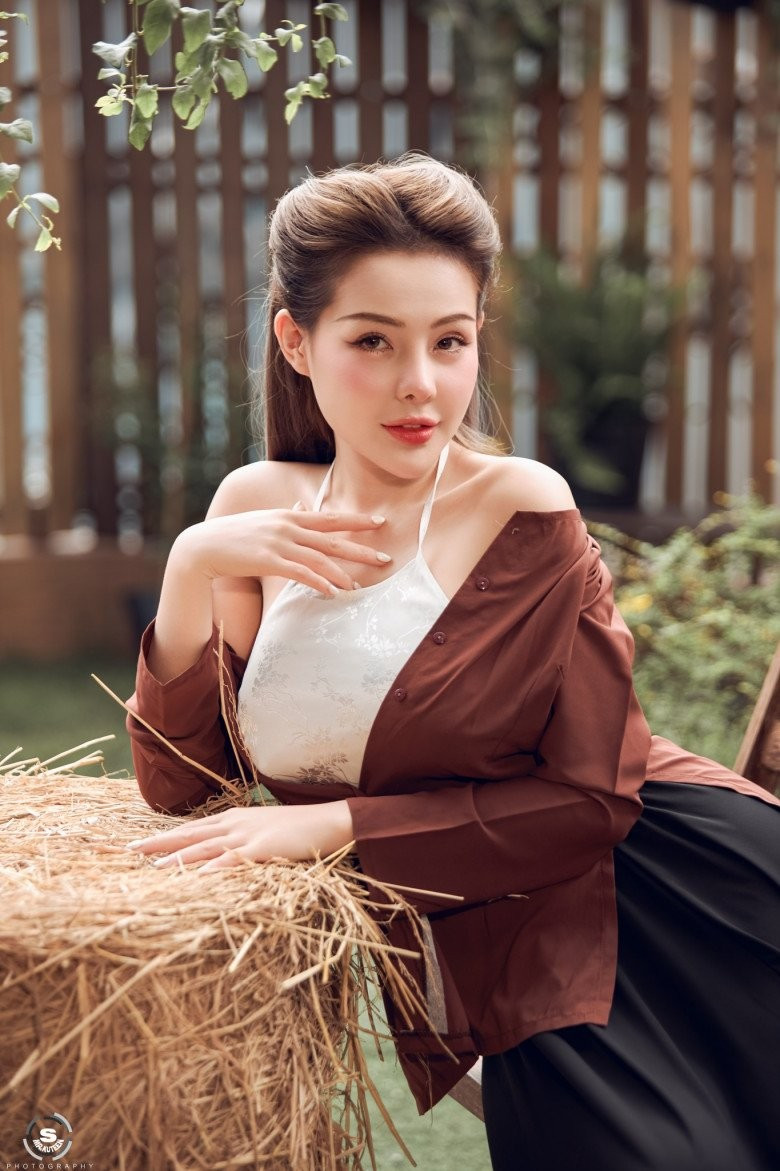 Cũng theo nhiều fan, ngoại hình trước khi phẫu thuật lần này của Ngân 98 trông đã đủ đẹp, việc tiếp tục dao kéo dường như không cần thiết. Các fan bày tỏ sự lo lắng cho sức khỏe của nàng hot girl.