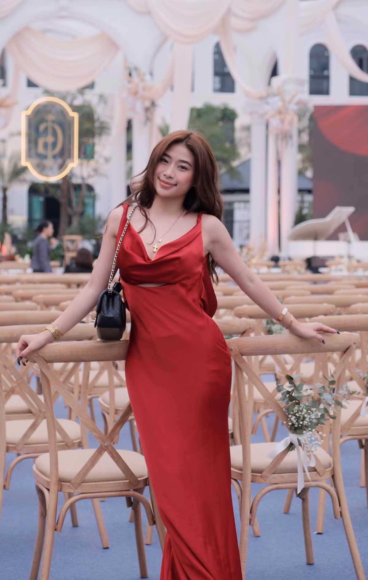 "Camera thường" cũng khiến đường nét khuôn mặt của Louis Phạm trông kém sắc nét hơn so với ảnh đã qua chỉnh sửa.