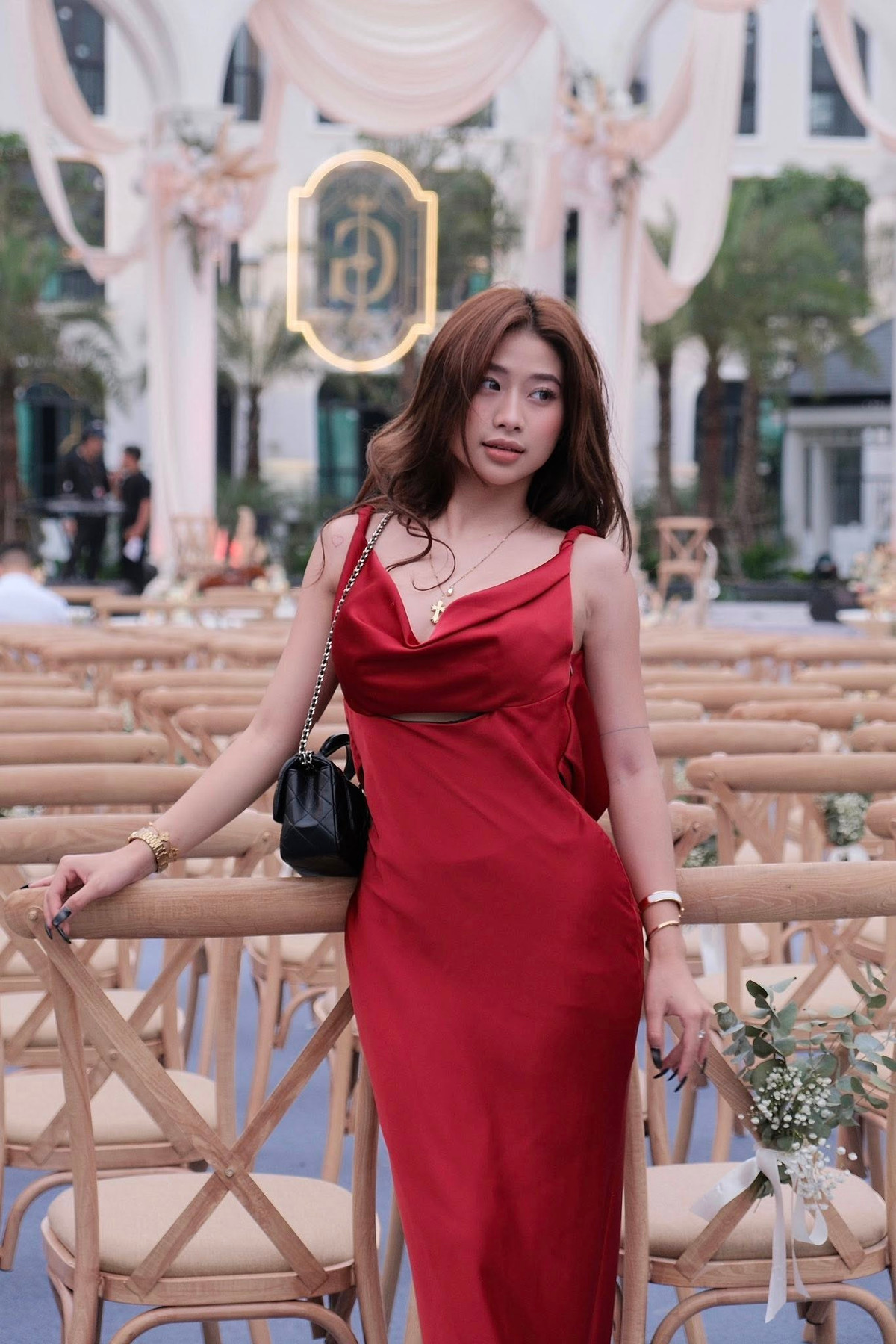 Dù vậy, không thể phủ nhận rằng cô vẫn giữ được thần thái tự tin, nụ cười tươi tắn và phong cách thời thượng.