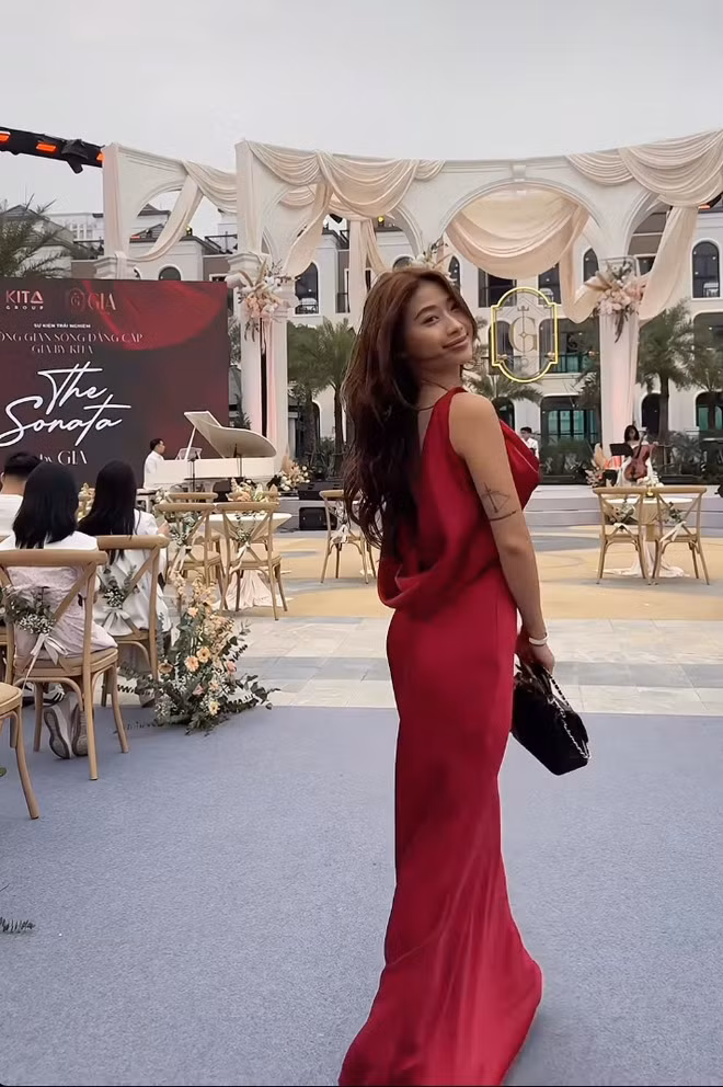 Bối cảnh sự kiện được trang trí hoa tươi và vải lụa trắng, càng làm nổi bật hình ảnh của Louis Phạm.