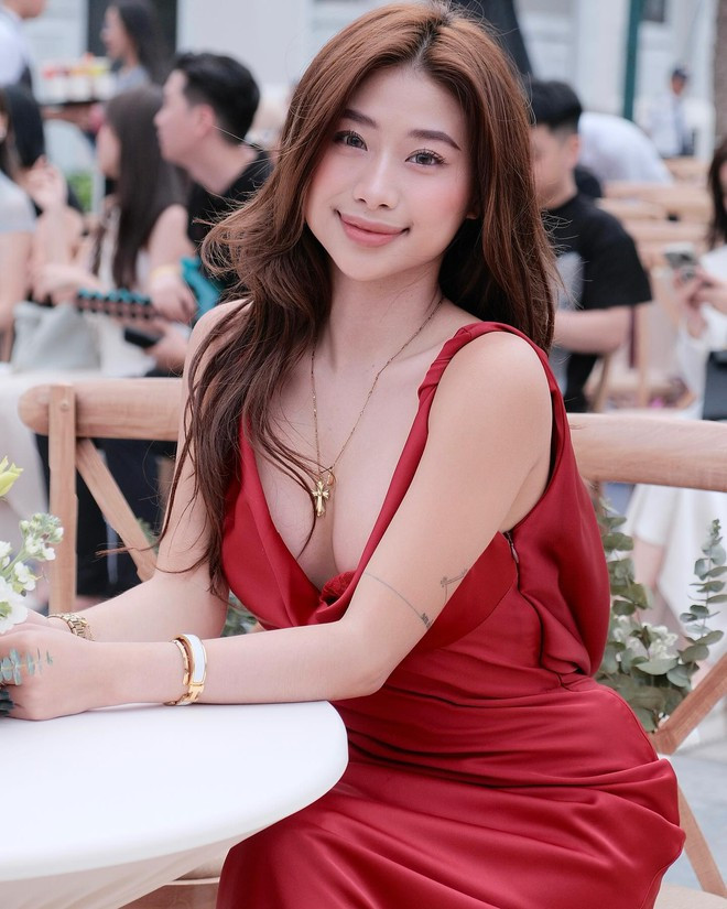 Thế nhưng, khoảnh khắc được ghi lại bằng "camera thường" lại cho thấy một Louis Phạm với nhan sắc có phần khác biệt với ảnh tự đăng.