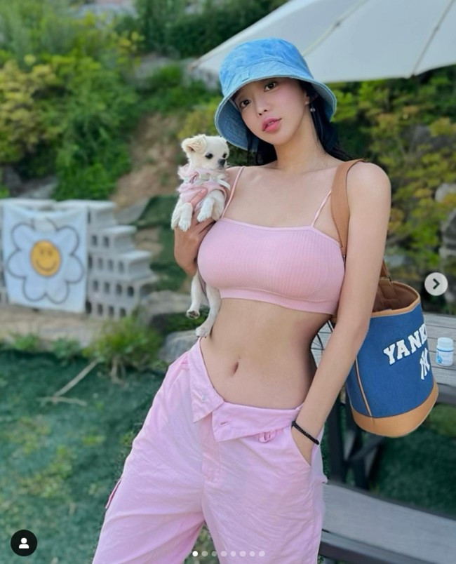 Để có vẻ ngoài trẻ trung hơn tuổi, mỹ nhân sinh năm 1993 cũng thường xuyên sử dụng các loại máy massage cầm tay. Ưu điểm của các thiết bị này là nhỏ gọn song có thể giúp xóa mờ nếp nhăn ở những khu vực dễ lộ dấu hiệu tuổi tác như mắt, khóe miệng hay cổ.