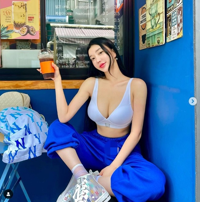 Các loại đồ uống bổ sung collagen là một phần không thể thiếu trong thói quen khỏe đẹp hàng ngày của Choi In Hye. Nhờ uống collagen từ sớm mà cô nàng có gương mặt rất ít dấu hiệu lão hóa.