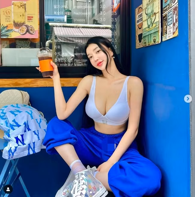 Các loại đồ uống bổ sung collagen là một phần không thể thiếu trong thói quen khỏe đẹp hàng ngày của Choi In Hye. Nhờ uống collagen từ sớm mà cô nàng có gương mặt rất ít dấu hiệu lão hóa.