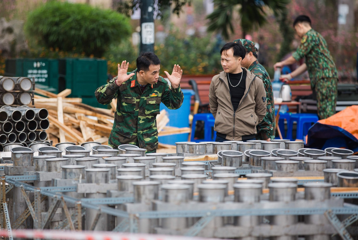 Các dàn pháo khác nhau chuẩn bị cho các loại hình, hiệu ứng pháo hoa đa dạng hình khối, màu sắc, tầm bắn...