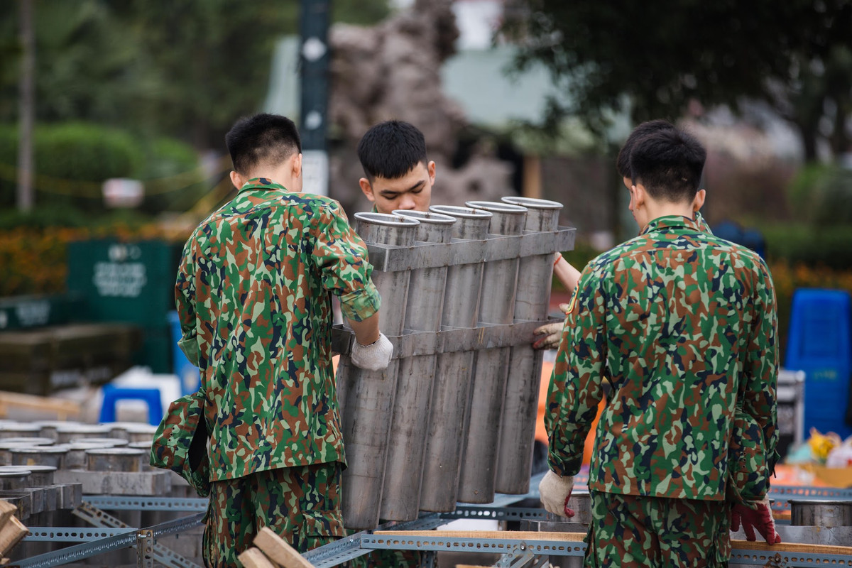 Có mặt tại trận địa pháo hoa mừng năm mới khu vực Tây Hồ, các chiến sĩ đã triển khai trang thiết bị để chuẩn bị cho màn bắn pháo hoa tầm cao.