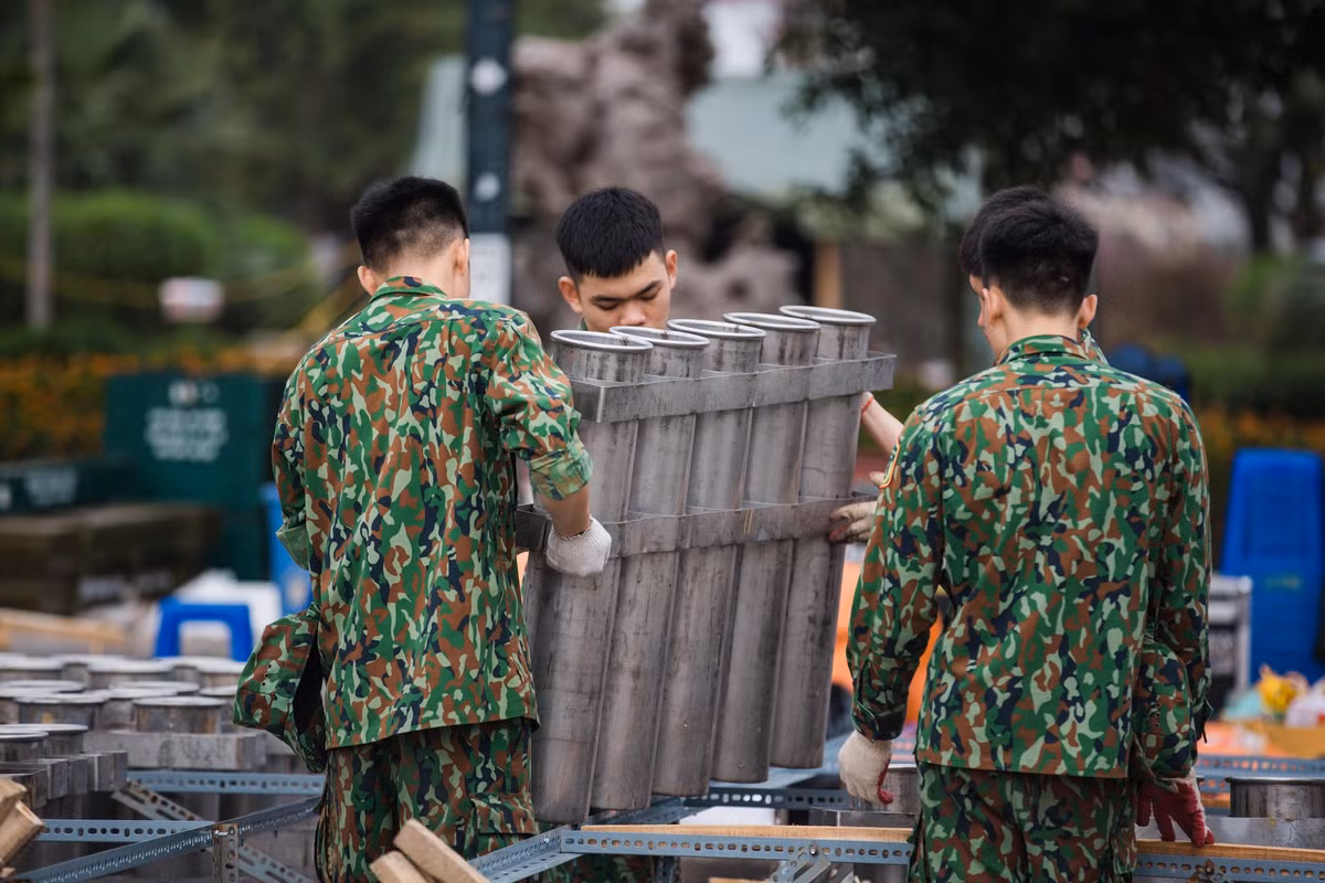 Có mặt tại trận địa pháo hoa mừng năm mới khu vực Tây Hồ, các chiến sĩ đã triển khai trang thiết bị để chuẩn bị cho màn bắn pháo hoa tầm cao.