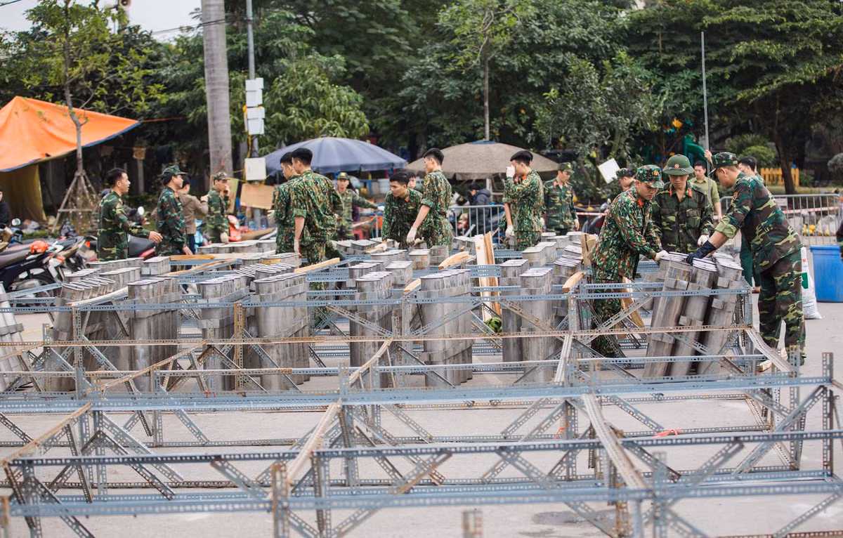Từng giá pháo và nòng pháo được các chiến sĩ lắp đặt vô cùng tỉ mỉ, chính xác để chờ thời khắc chuyển giao giữa năm cũ và năm mưới.