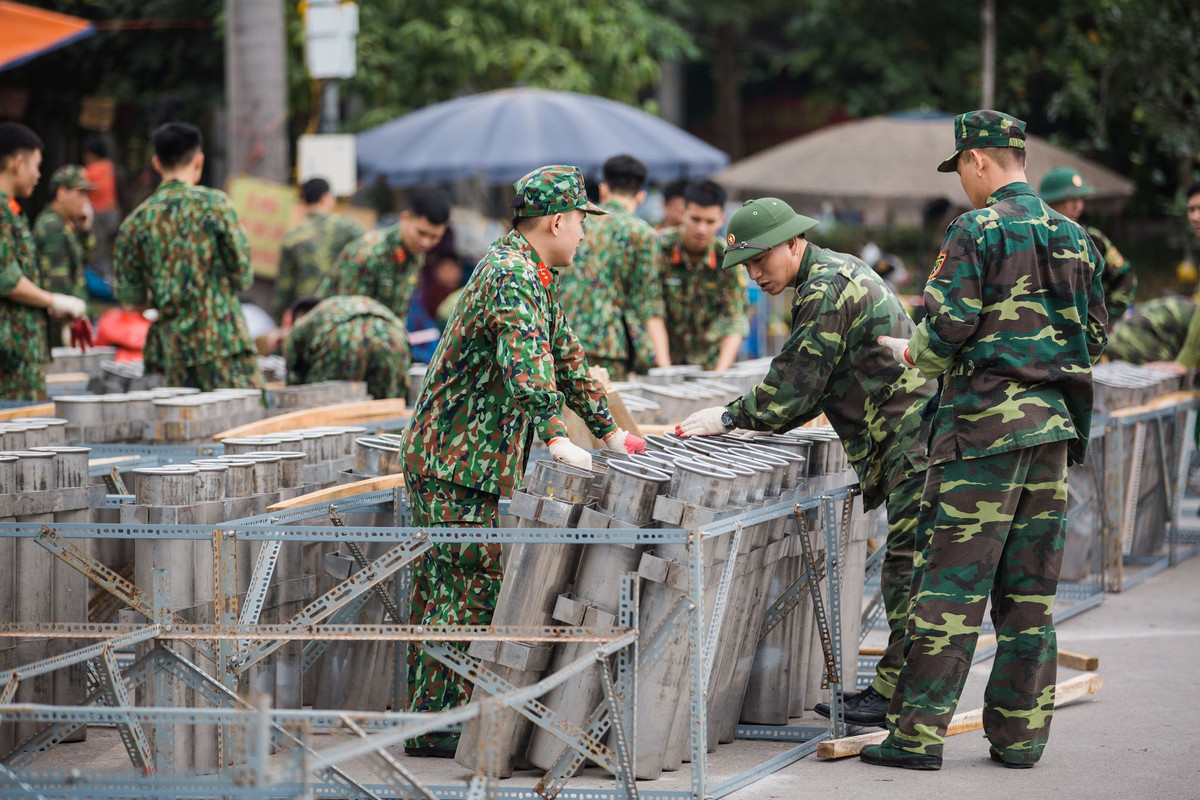 Mỗi điểm bắn pháo hoa tầm cao bắn 500 quả và 60 giàn tầm thấp.