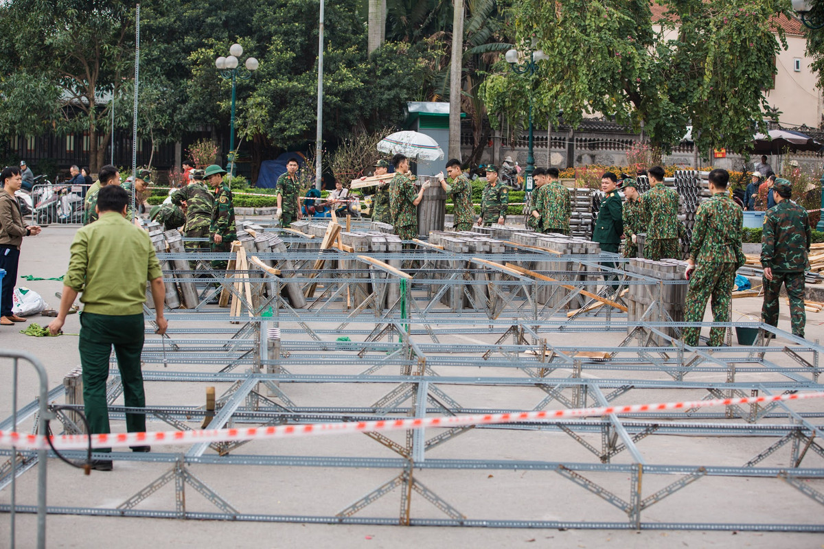 Chỉ còn vài giờ nữa đến đêm giao thừa, các trận địa pháo hoa tại các điểm Hà Nội bắt đầu được lắp đặt để sẵn sàng phục vụ người dân Thủ đô.