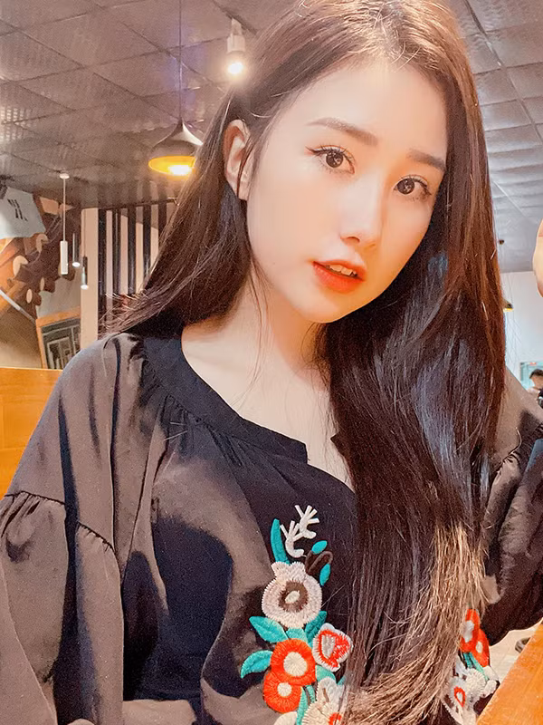 Tiểu Hý có thân hình tròn trịa với đường cong mềm mại, mặc áo quây rất hợp khi khoe được bờ vai trắng mịn và vòng 1 cuốn hút của mình.