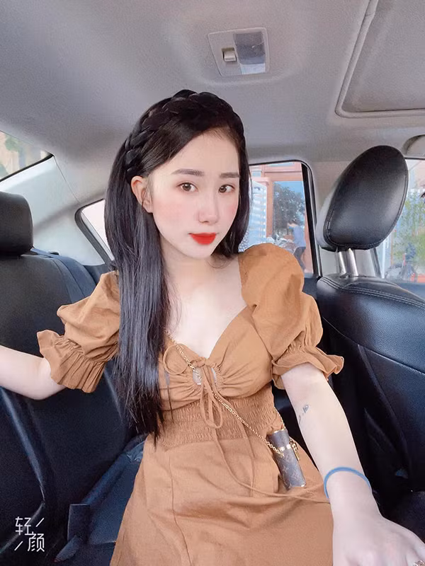 Trước khi giãn cách xã hội vì dịch bệnh, hot TikToker thường xuyên đi chơi ở resorts, ăn uống sang chảnh, ngồi xe ô tô sang dùng túi ví đồ hiệu.