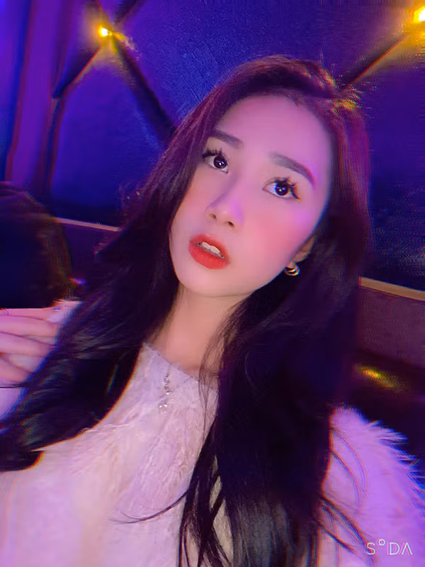 Trước đó, Tiểu Hý đã phải đăng bài đính chính trên trang cá nhân về việc bị tố giật chồng ngay sau khi vừa nổi tiếng. Thậm chí, cô nàng còn bị tố quảng cáo kem trộn.