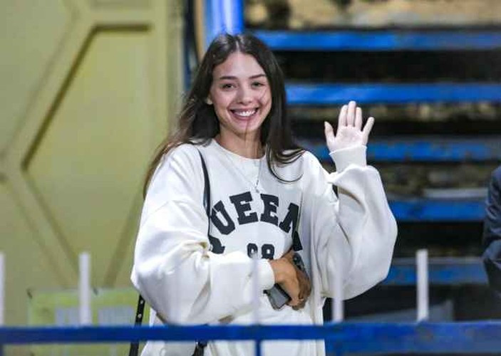 Hiệp 2 của trận đấu mới xuất hiện nhưng Dianka thoải mái cười tươi khi gặp gỡ mọi người. Dù ăn mặc khá đơn giản nhưng cô nàng vẫn khiến tất cả phải chú ý bởi nhan sắc xinh đẹp.