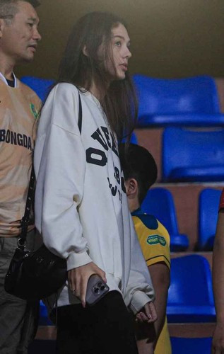 Dianka vừa đi diễn show kiếm thêm thu nhập vừa phải thay chồng chăm sóc con trai. Mặc dù con trẻ nhưng cô nàng luôn làm tốt vai trò của một người mẹ, một người phụ nữ hiện đại.