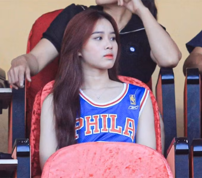 Nội dung kênh TikTok của bạn gái Nhâm Mạnh Dũng thường là những video về các chủ đề được giới trẻ quan tâm như unboxing (bóc hộp các món đồ), hướng dẫn tự makeup, các công thức chăm sóc da...