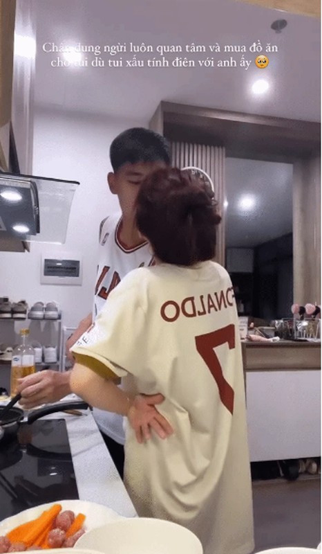 Bạn gái Nhâm Mạnh Dũng còn khoe người yêu luôn quan tâm dù cô nàng có xấu tính thế nào. Cả hai còn cùng nấu ăn, hẹn hò và xem phim.