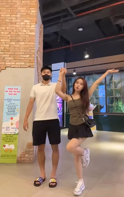 Thời gian gần đây, Nhâm Mạnh Dũng chăm chỉ tương tác trên các bài đăng của bạn gái và thể hiện tình cảm với cô.