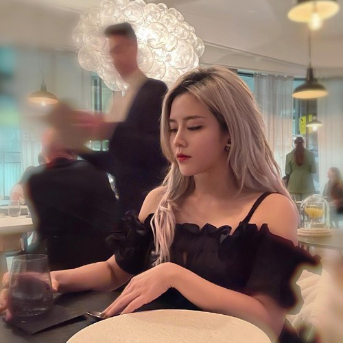 Bước vào tuổi 34, Thoại Liên được mệnh danh là "hot girl ăn gian tuổi" khi sở hữu làn da mịn màng, nụ cười tươi tắn.