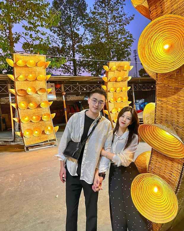 Mới đây trên trang cá nhân, Ông Thoại Liên (nickname Jolino, sinh năm 1989 - em gái Ông Cao Thắng) đăng tải hình ảnh tay trong tay cùng người yêu điển trai thu hút sự chú ý của nhiều người.