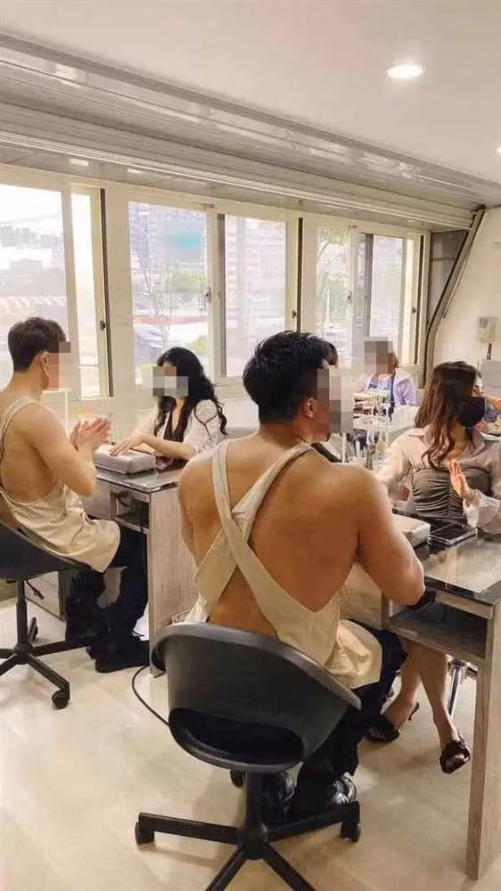 Từ hình ảnh cho thấy, nhân viên đều cởi trần, khoe body vạm vỡ, chăm chút cho các nữ "thượng đế".