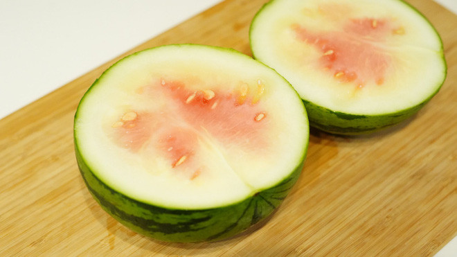 Chăm bẵm được trái dưa tươi xanh như vậy nhưng cái kết thì khiến thanh niên ngã khuỵu.