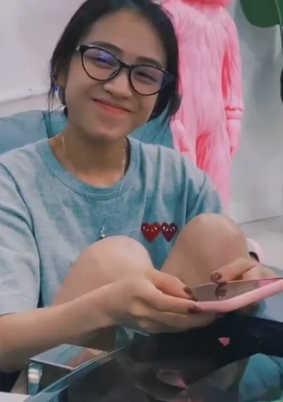 Dẫu vậy, đôi lúc Joyce Phạm cũng khiến nhiều người phải bất ngờ khi hé lộ trang phục mặc khi ở nhà.