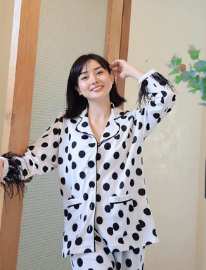 Dù diện đồ bộ ở nhà nhưng Angela Chu vẫn giữ phong độ sang chảnh không hề giảm sút.