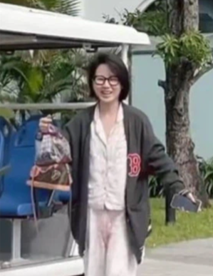 Mặc đồ bộ ở nhà đơn giản, tóc để tự nhiên không chải chuốt và gương mặt thì hình như cũng không có chút son phấn nhưng về độ tươi thì đố ai sánh kịp "cô chiêu" Thảo Trinh.