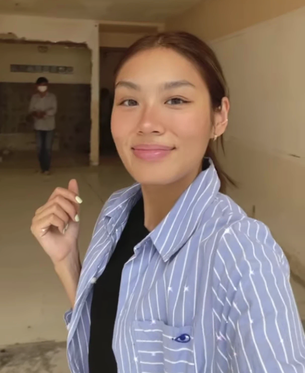 Tuy nhiên, cũng có những lúc Thảo Nhi Lê khiến cả cõi mạng trố mắt với hình ảnh siêu đời thường của mình. Điển hình như bức ảnh nàng rich kid Việt này diện áo sơ mi rộng thùng thình đơn giản, tóc thì buộc gọn phía sau.