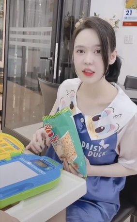 Khi diện đồ bộ ở nhà, Vân Tiny vẫn xinh. Nhưng so với hình ảnh lúc lên đồ lung linh thì rich kid này vẫn ở một đẳng cấp khác.