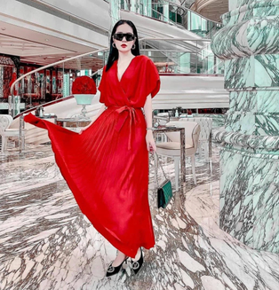 Doàn Di Băng - nữ đại gia sở hữu biệt thự 200 tỷ cũng thuộc hàng "có số má" trong khâu ăn mặc.