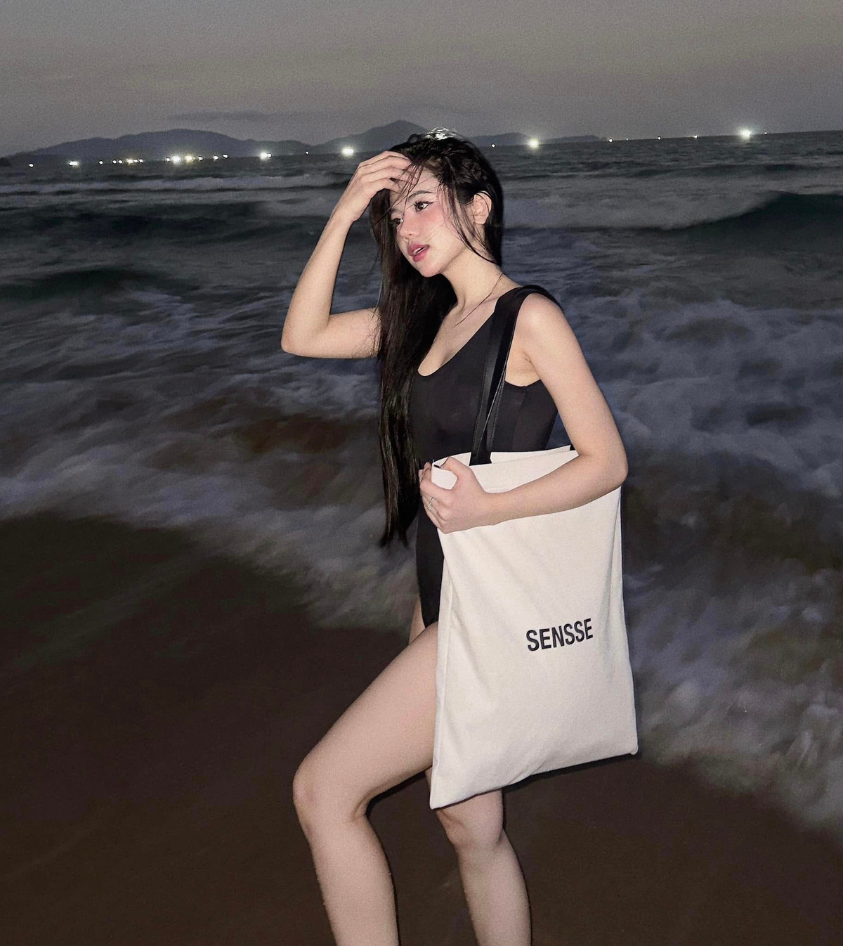 Vóc dáng của Ý Nhi được đánh giá cũng thuộc hàng chuẩn đét.