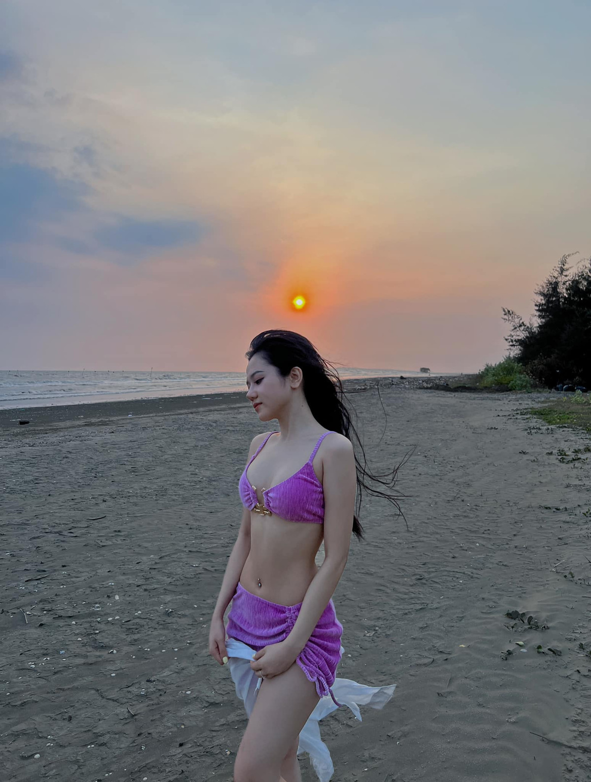 Người đẹp thường xuyên khiến dân mạng xuýt xoa với những bức ảnh khoe body "phồn thực".