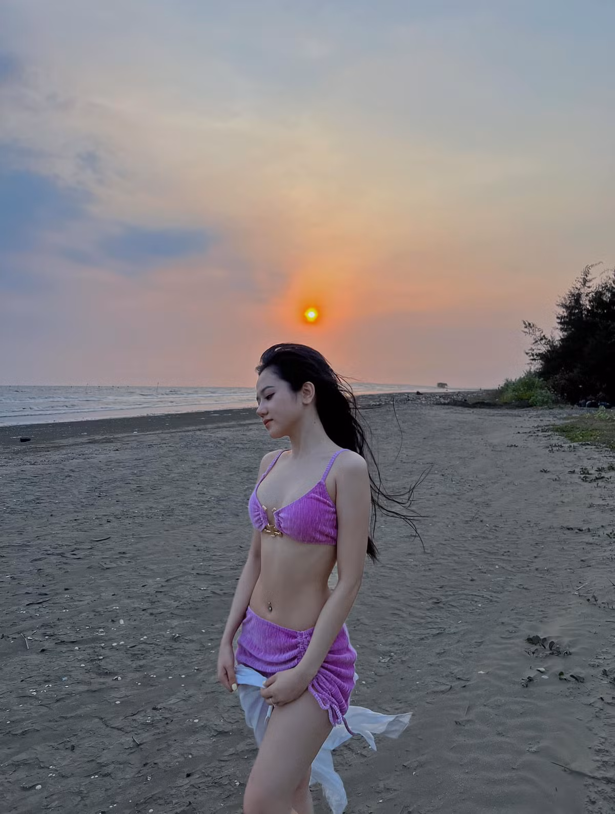 Người đẹp thường xuyên khiến dân mạng xuýt xoa với những bức ảnh khoe body "phồn thực".