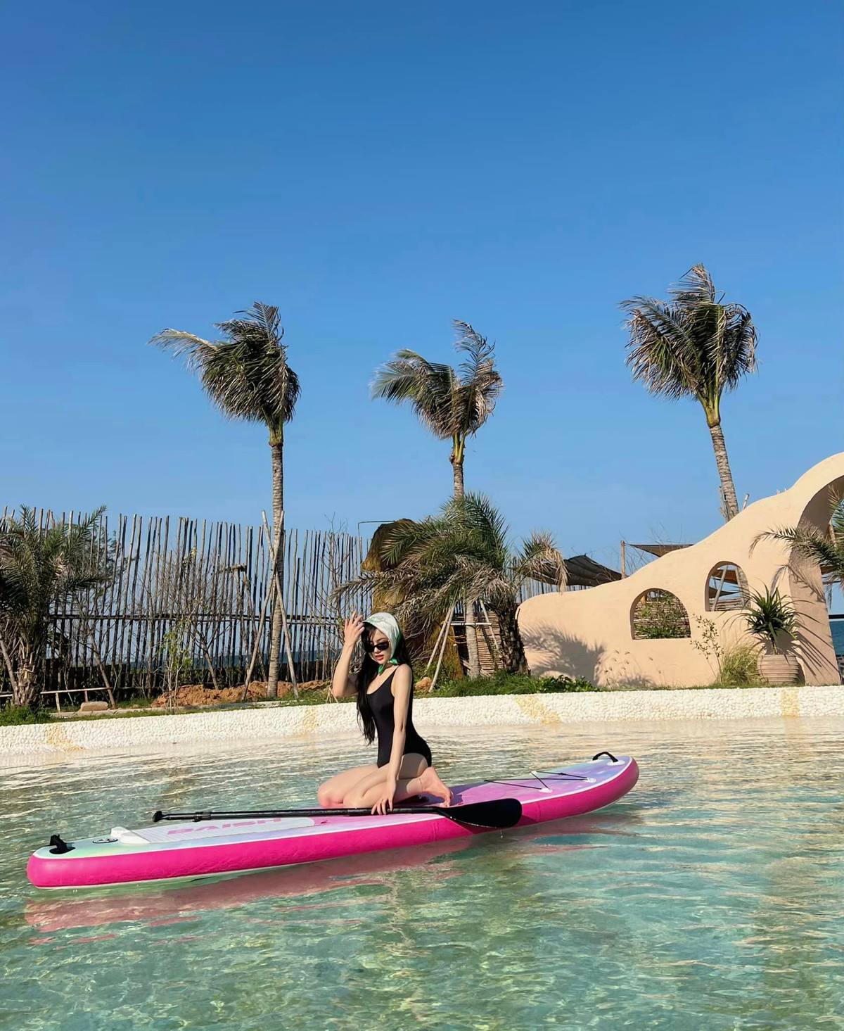 Với gu thời trang hiện đại và cá tính, Ý Nhi thường xuyên lựa chọn những bộ trang phục có thiết kế táo bạo, giúp cô nàng khoe trọn những đường cong cơ thể.