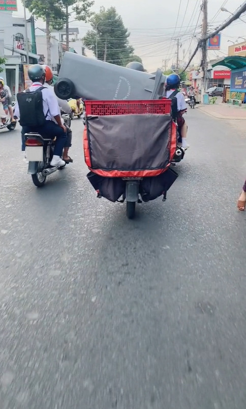 Một số netizen kể trải nghiệm đã từng mua giường, tủ, máy giặt, và thậm chí là cả xe máy qua các nền tảng bán hàng online sau đó vẫn được giao đến tận nhà nhưng là có xe ô tô vận chuyển, đảm bảo an toàn và kín đáo.