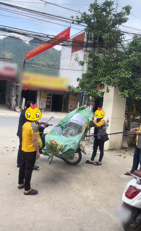 Thậm chí, nhiều netizen cũng nhanh tay thử lên các nền tảng đặt hàng check xem có thang, giàn giáo,.... ship tận nơi không thì kết quả là có thật, khiến ai nấy ngạc nhiên.