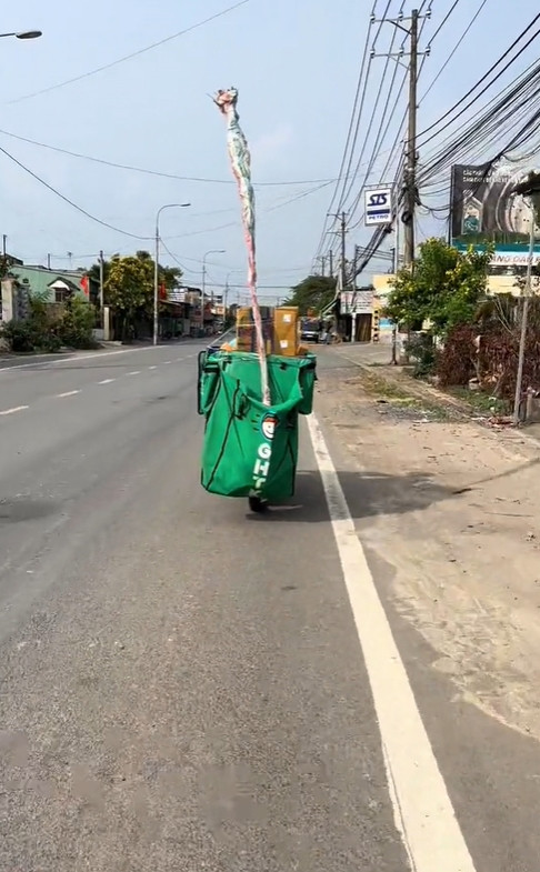 Nhiều người vẫn không tin chuyện shipper giao những đồ vật nặng và có phần cồng kềnh này chỉ bằng xe máy hay việc các chủ shop bán online những món đồ khó vận chuyển này.