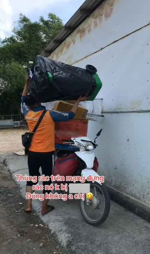 Nhiều người thì cho hay họ cũng từng có ý định đặt mua nệm, tủ lạnh hay cả bao xi măng nặng ký qua mạng vì đang được sale với giá thành rẻ tuy nhiên lại vô cùng ái ngại, sợ shipper không giao được.