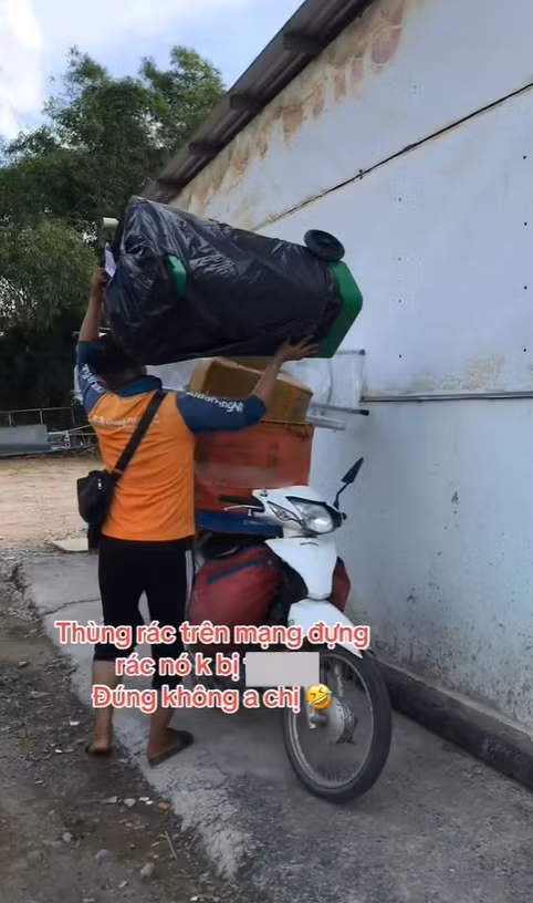 Nhiều người thì cho hay họ cũng từng có ý định đặt mua nệm, tủ lạnh hay cả bao xi măng nặng ký qua mạng vì đang được sale với giá thành rẻ tuy nhiên lại vô cùng ái ngại, sợ shipper không giao được.