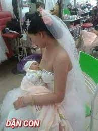 Bên cạnh những lời khen có cánh cho nhan sắc xinh đẹp của cô dâu, hầu hết mọi người đều gửi lời chúc phúc đến gia đình nhỏ. Ngoài ra, nhiều người cũng thấy đồng cảm, tranh thủ chia sẻ về câu chuyện tương tự của mình.