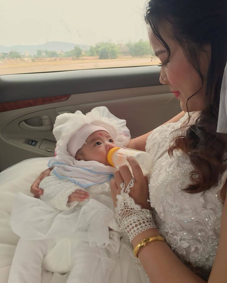 Dù được tổ chức lễ cưới hơi muộn nhưng có thể thấy, cô dâu vẫn rất hạnh phúc. Thậm chí, khi bạn bè trêu, cô vẫn cười rất tươi, không hề ngại ngùng dù có “sản phẩm đính kèm”.