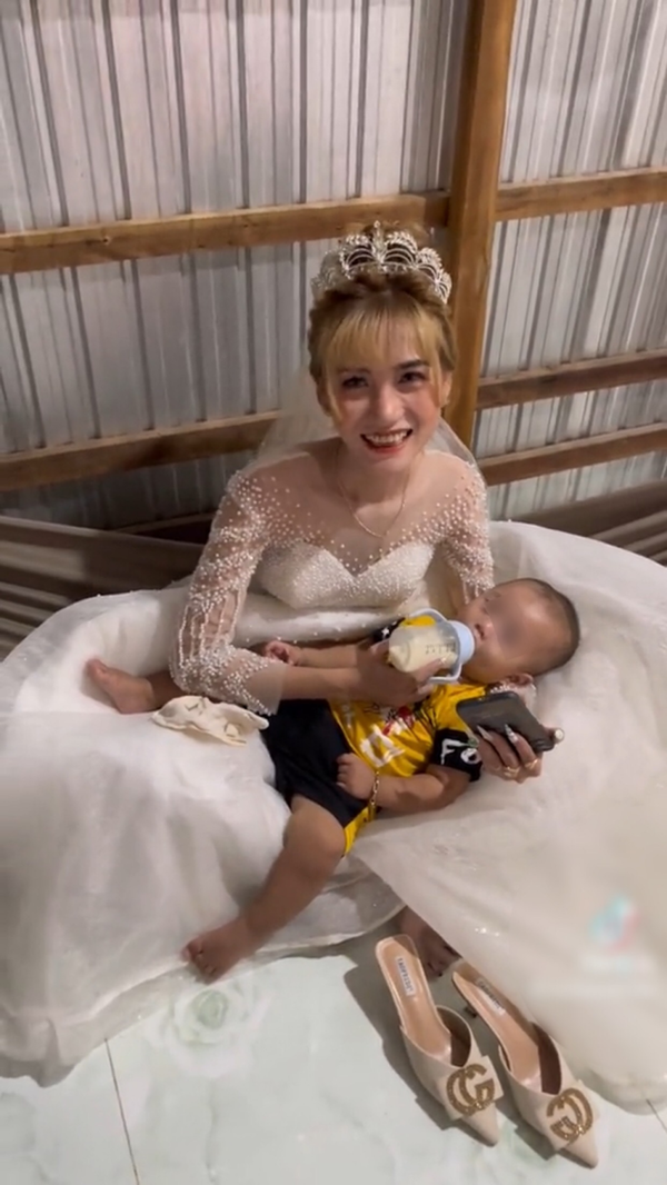 Theo đó, chủ tài khoản chia sẻ, cô dâu có bầu lúc đang xảy ra dịch bệnh COVID-19 nên bị kẹt lại ở Bình Dương, không thể tổ chức đám cưới vào thời điểm ấy.