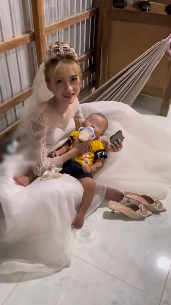 Có thể thấy, dù trong chính lễ cưới của mình nhưng cô dâu này cũng khá bận bịu với việc chăm con nhỏ.